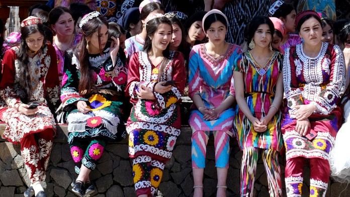 Ani polonahé, ani úplne zahalené. Tadžikistan vydal nové odporúčania pre odievanie žien