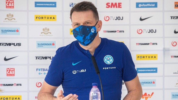 Tréner slovenských futbalových reprezentantov Štefan Tarkovič počas brífingu s novinármi pred odchodom na prípravný kemp..jpg