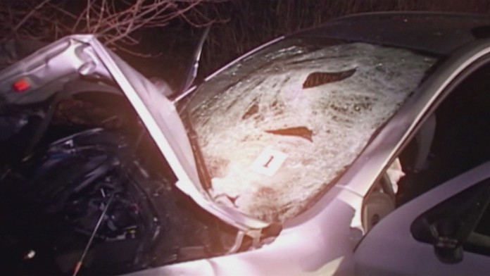 Auto Ľubomíra, po tom ako nabral na kapotu Kristínu (†13) a Martina (†21).