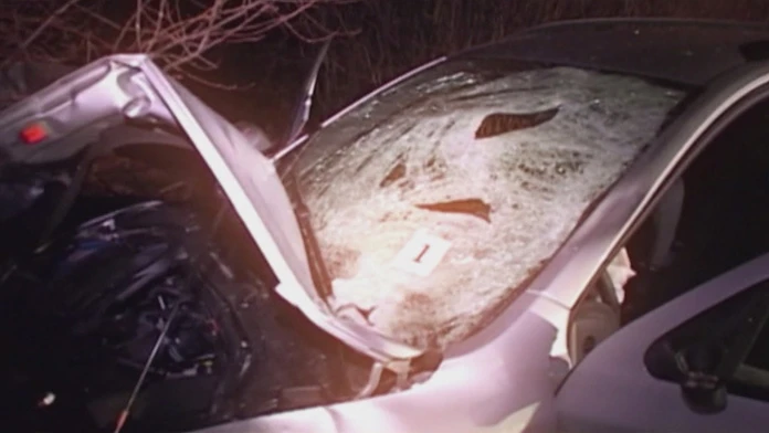 Auto Ľubomíra, po tom ako nabral na kapotu Kristínu (†13) a Martina (†21).