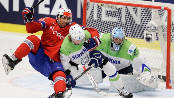 Zľava Nór Andreas Martinsen, Slovinec Žiga Jeglič pred bránkou slovinského brankára Roberta Kristana