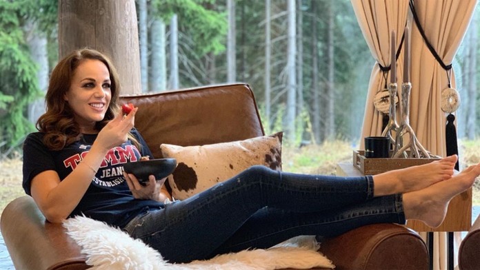 Na snímke z 24. júla 2019 je číslica 50 a znak mieru na tráve na pozemku v americkom meste Bethel