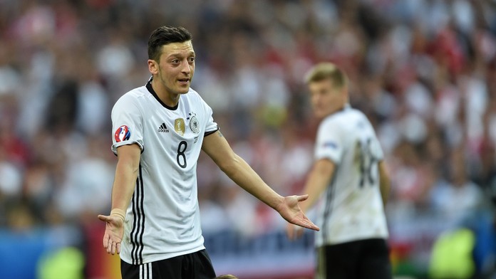 Ďalšiu asistenciu už nepridá. Mesut Özil sa rozlúčil s profesionálnou kariérou