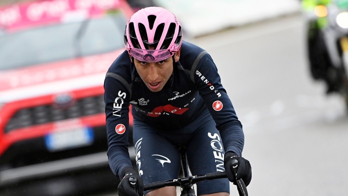 Kolumbijský cyklista  Egan Bernal z tímu Ineos-Grenadiers víťazí  v 16. etape cyklistických pretekov Giro d'Italia.