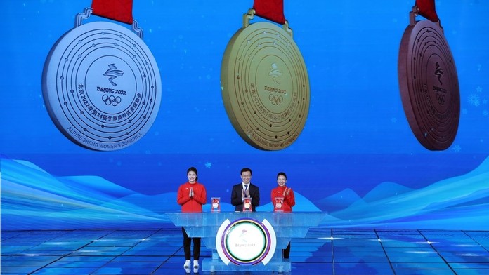 Organizátori zimných olympijských hier v Pekingu predstavili medaily.