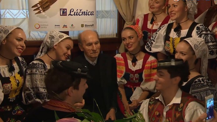 Profesor Štefan Nosáľ oslavuje 90. narodeniny. Takto mu blahoželala celá Lúčnica