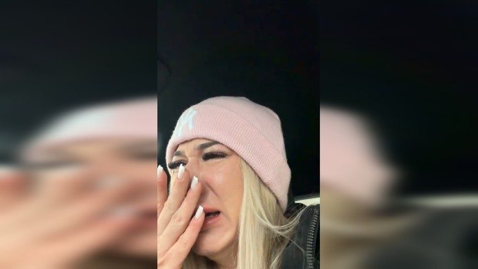 Mladá vodička uviazla s autom pri výjazde z garáže. Za srdcervúce video si ju ľudia poriadne podali