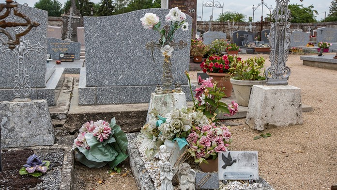 Hrob dievčatka v Suévres, ktoré v roku 1987 našli mŕtve v priekope pri francúzskej diaľnici A10.