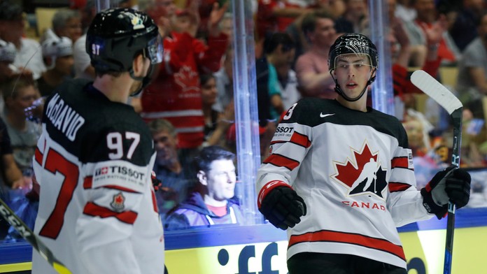 Ryan Nugent-Hopkins z Kanady oslavuje gól so spoluhráčom Connorom McDavidom v dueli na MS 2018 proti Nemecku.