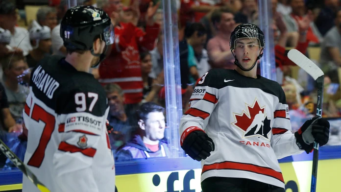 Ryan Nugent-Hopkins z Kanady oslavuje gól so spoluhráčom Connorom McDavidom v dueli na MS 2018 proti Nemecku.
