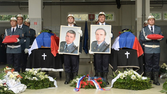 Posledná rozlúčka so zosnulými príslušníkmi OR HaZZ v Prešove Radoslavom Lackom (na fotografii vpravo) a Petrom Toďorom.