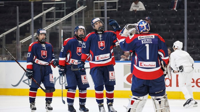 Na snímke v strede hráč Slovenska Michal Mrázik oslavuje svoj gól s brankárom Patrikom Kozelom.
