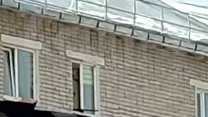 VIDEO: Rus sa po 16 rokoch opil. Vytiahol zbraň a začal z okna strieľať po okoloidúcich aj policajtoch