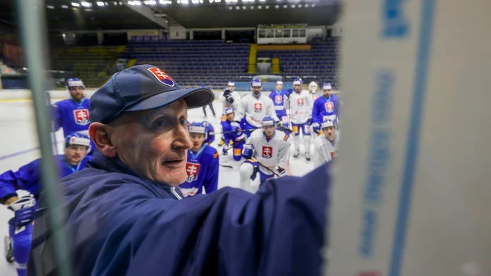 Na snímke tréner Craig Ramsay počas tréningu hokejovej reprezentácie.