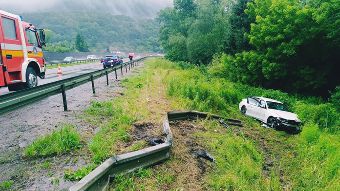 Na snímke havarované auto po nehode neďaleko Hronskej Breznice.