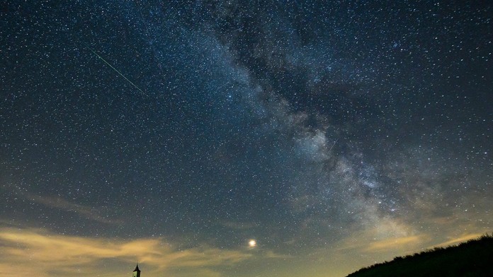 Meteor prelieta ponad kostolom v Gemerskom Jablonci. Na fotke tiež vidiet Mars a Mliečnu dráhu.