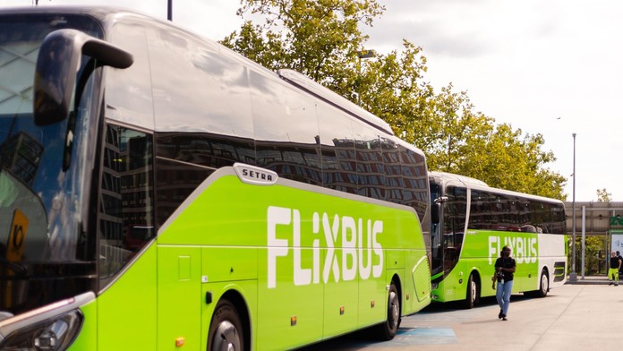 Mladík si chcel len kúpiť pitie. Autobus mu zrazu odišiel, mal v ňom lieky aj mobil