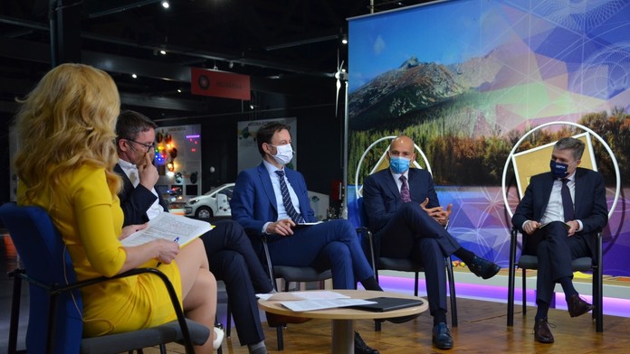 Cesta do obce Skároš počas sneženia a silného vetra.