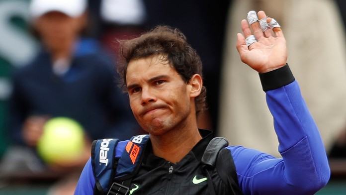 Na snímke španielsky tenista Rafael Nadal máva divákom po tom čo jeho krajan Pablo Carreno Busta  skrečoval zápas.