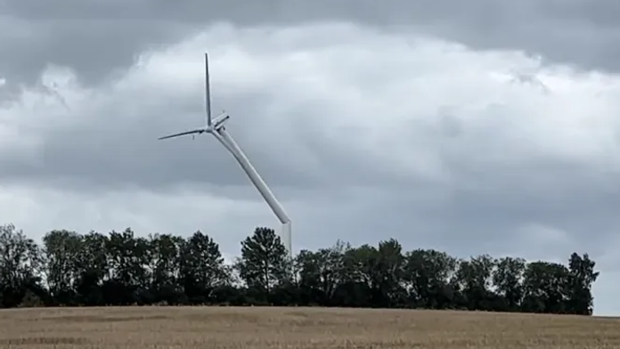 VIDEO: Obrovský vietor zlomil v Nemecku veternú turbínu. Zrútila sa ako zápalka