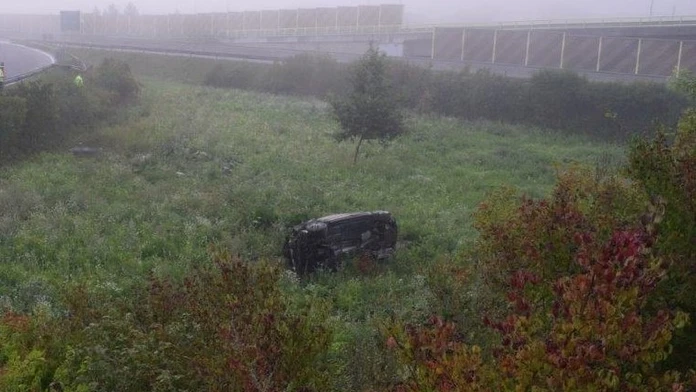 Z diaľnice D3 pri Dolnom Hričove vyletelo nadránom auto s dvomi mužmi. Mladší nehodu neprežil