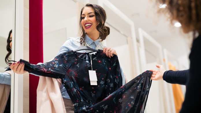 Nové oblečenie z obchodu treba vyprať, varujú odborníci.