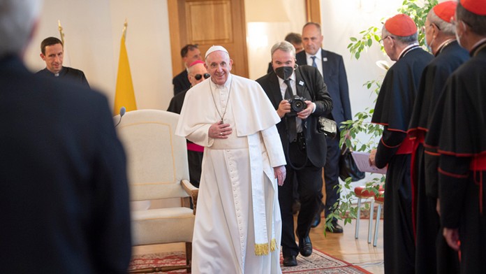Pápež František prichádza na ekumenické stretnutie na Apoštolskej nunciatúre v Bratislave.