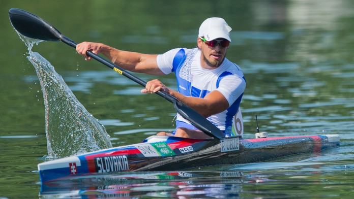 Slovenský rýchlostný kajakár Peter Gelle počas semifinálovej jazdy na 1000 m.