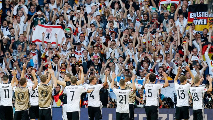 Nemeckí futbalisti ďakujú fanúšikom po víťazstve 3:0 v osemfinále ME proti Slovensku.