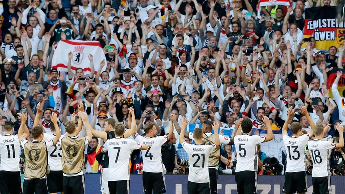 Nemeckí futbalisti ďakujú fanúšikom po víťazstve 3:0 v osemfinále ME proti Slovensku.