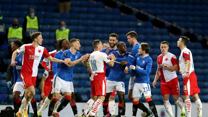 Spoluhráči držia Glena Kamaru, ktorý si chcel vybaviť účty s Ondřejom Kúdelom.