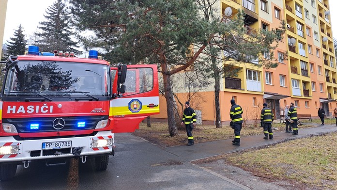 Pri požiari bytu v Poprade sa intoxikovala jedna osoba,skončila v nemocnici
