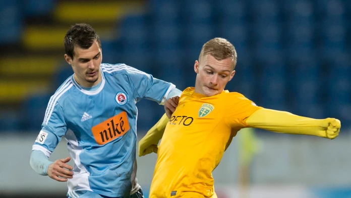 Na snímke vľavo František Kubík (Slovan) a vpravo Lukáš Čmelík (Žilina)