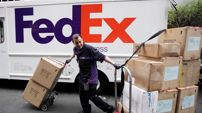 Zamestnanec americkej zásielkovej spoločnosti FedEx roznáša balíky v New Yorku. 