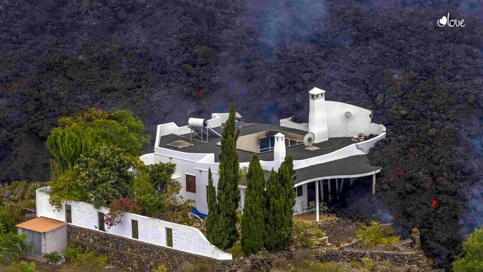 Láva pohlcuje vilu na španielskom ostrove La Palma