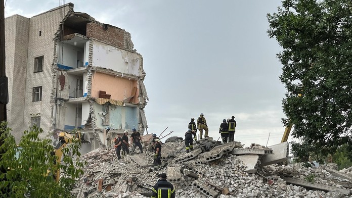 Ruská raketa zasiahla päťposchodovú bytovku. Útok si vyžiadal najmenej 15 obetí