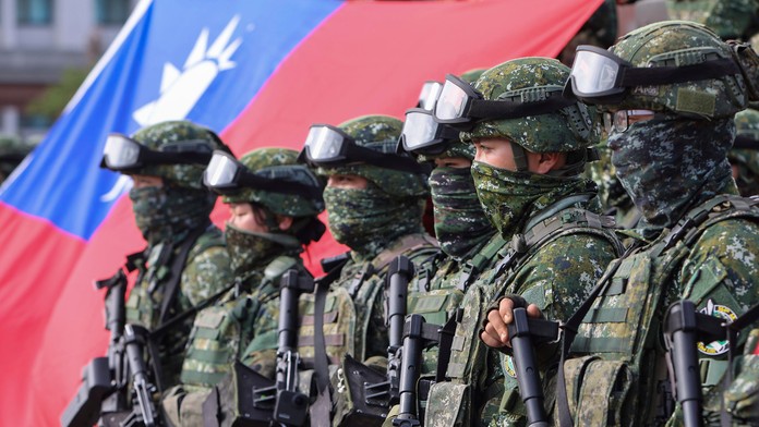 Vojaci pózujú na skupinových fotografiách s taiwanskou vlajkou po cvičení.