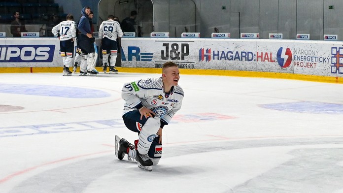 Po kolízii s hviezdou mu napísali fanúšikovia, potulky New Yorkom mu pripomenuli Sám doma. Sýkorovi dali v kempe prezývku