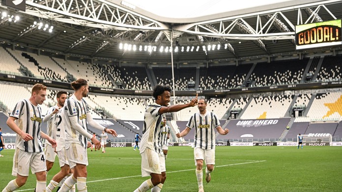 Juan Cuadrado z Juventusu oslavuje gól proti Interu Miláno.