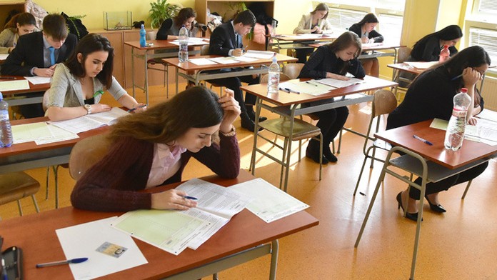 Písomné maturitné skúšky na Obchodnej akadémii v Trebišove.