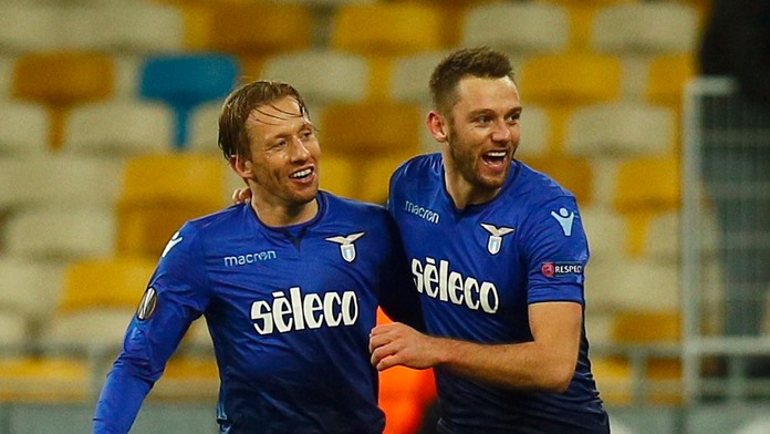 Na snímke sprava hráči Lazia Stefan de Vrij a Lucas Leiva oslavujú gól v osemfinále Európskej ligy Dynamo Kyjev - Lazio Rím.