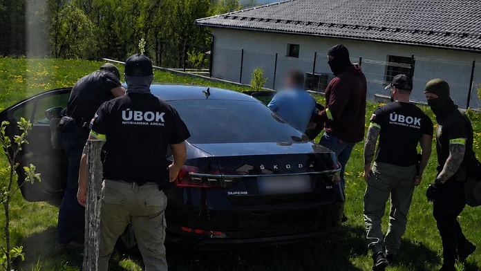 FOTO: Veľká policajná akcia na východe Slovenska. Zadržali tri osoby