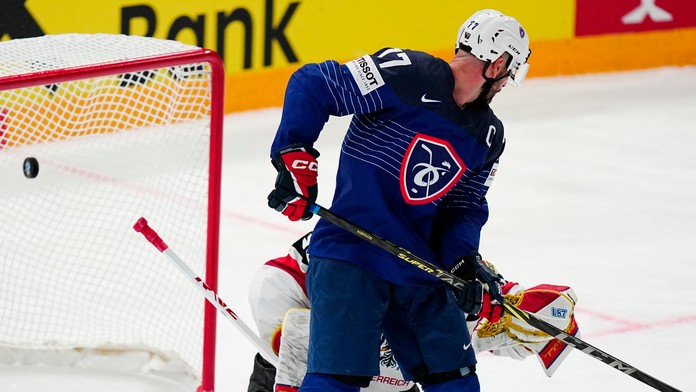 Francúzsky hráč Sacha Treille strieľa gól brankárovi Davidovi Madlenerovi z Rakúska.