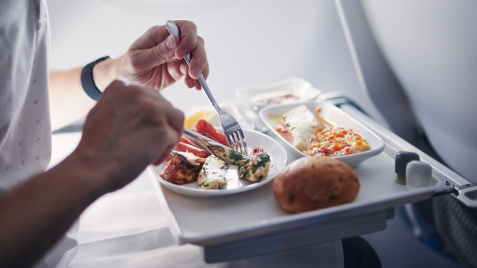 Psie jedlo na jedálnom lístku leteckej spoločnosti. Na nezvyčajnú ponuku poukázal jeden z cestujúcich