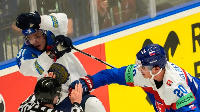 VIDEO: Neplač, pozri sa na skóre. Slafkovský Kazachov uzemnil asistenciou, päsťami i gestom