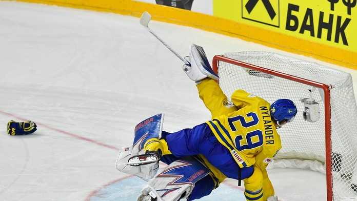 William Nylander a Henrik Lundqvist oslavujú víťazstvo na Kanadou.