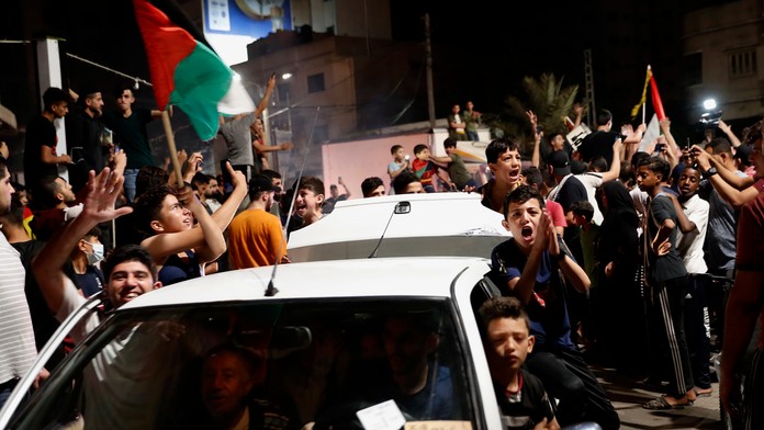 Palestínčania v Gaze oslavujú po vyhlásení prímeria medzi Hamasom a Izraelom.