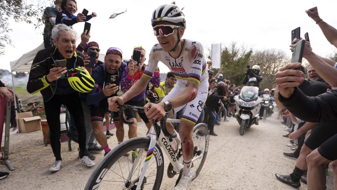 VIDEO: Spadol 50 km pred cieľom, musel meniť bicykel. Nezastaviteľný Pogačar prišiel do cieľa zodretý, ale prvý