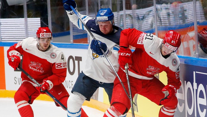 Fín Leo Komarov (v strede) bojuje o puk s Dánmi Larsom Ellerom (vpravo) a Madsom Bodkerom v zápase štvrťfinále na MS v Rusku.