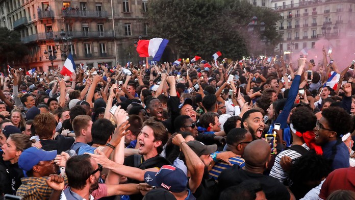 Parížania jasajú po postupe francúzského tímu do finále MS 2018.